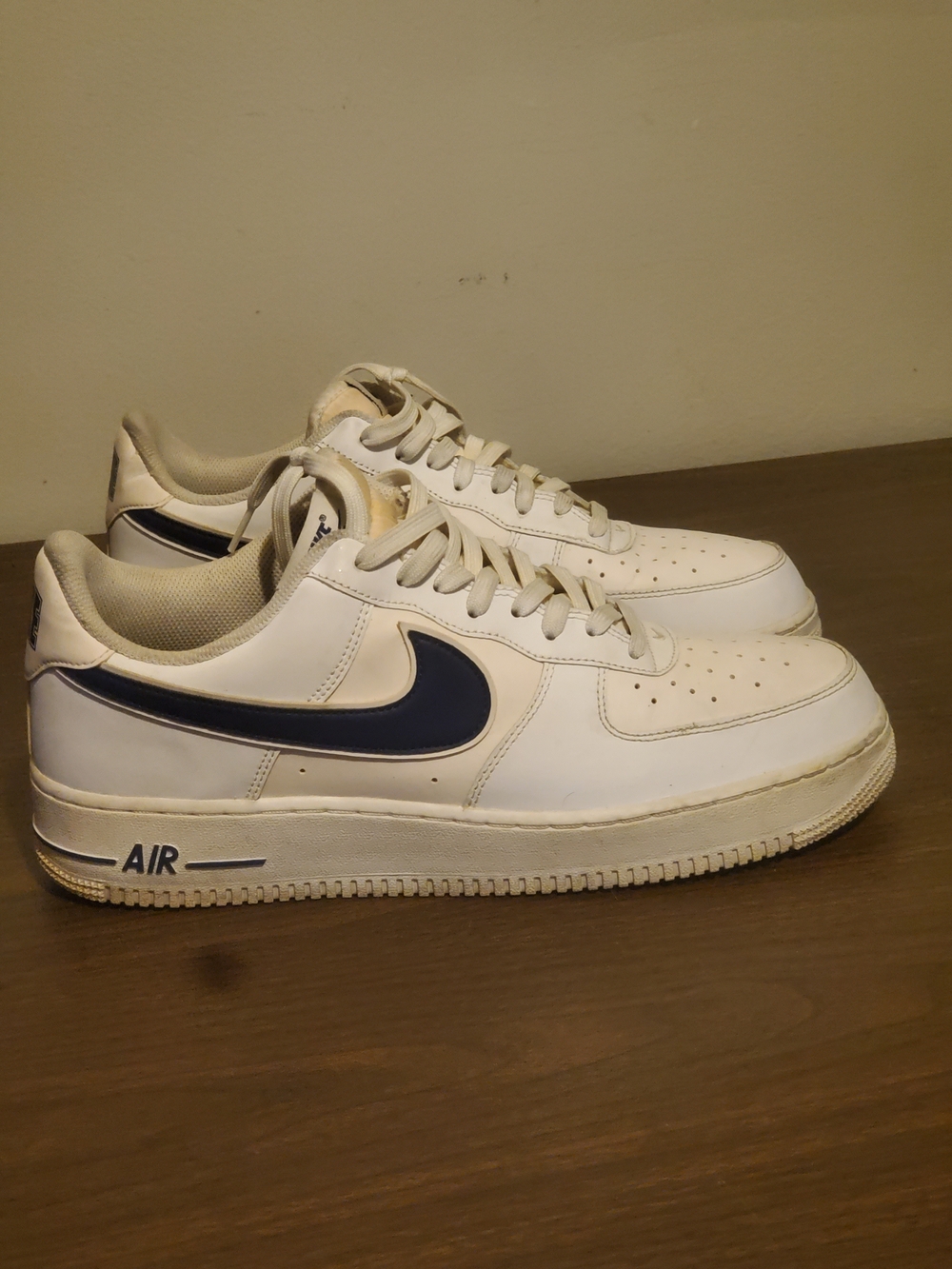 Rare Nike Men’s White Sneakers with Royal blue Swoosh and Heel Stripe